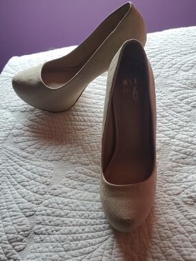 Mix No. 6 Cream Textured Platform Pumps